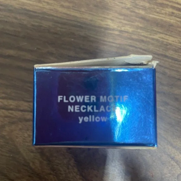 Avon‎ Yellow Flower Motif Silver Tone Adjustable Chain Necklace - Picture 8 of 10